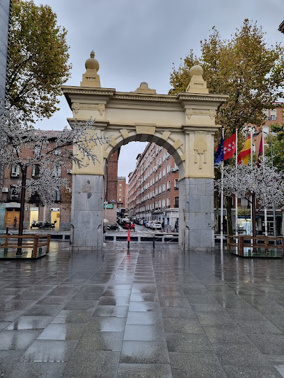 Puerta de los cuarteles de Daoiz y Velarde